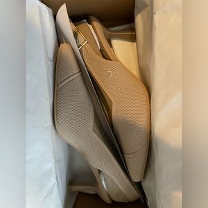 NWT Vivaia heel pump size 39